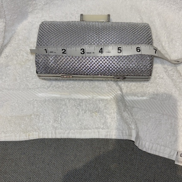 JESSICA McCLINTOCK SILVER BEADED MESH CLUTCH WITH DROP IN CROSSBODY CHAIN - Picture 5 of 7